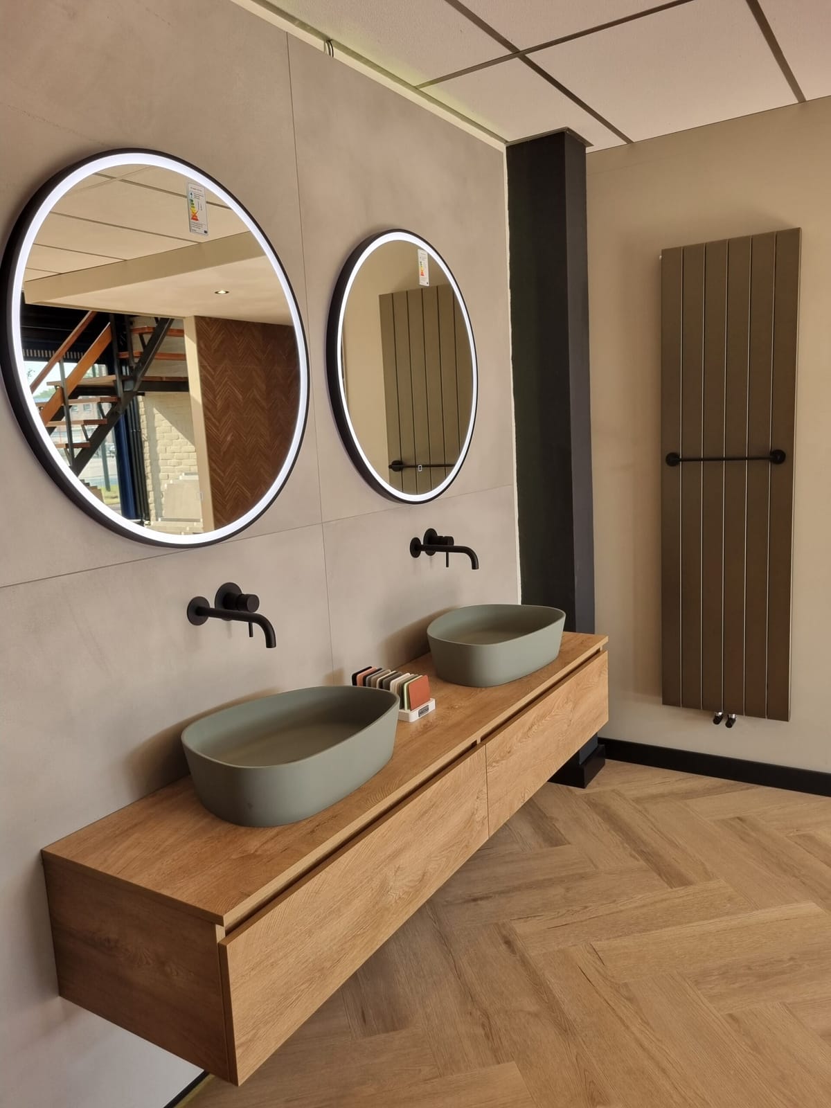 Badkamermeubels in onze showroom. — foto 1